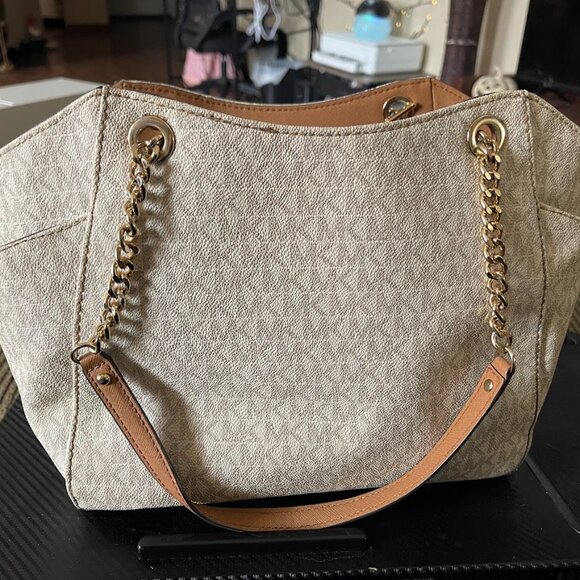 Michael Kors Jet Set Chain Tote – Vanilla with Gold Hardware - Picture 2 of 3